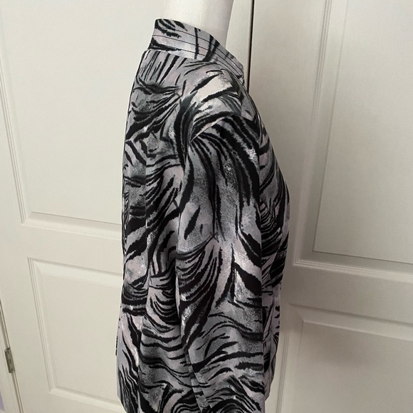 Black, gray & white design front zip lightweight jacket - Picture 6 of 8